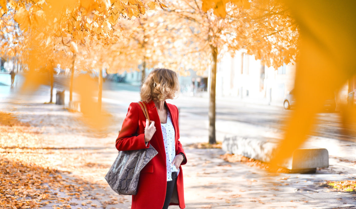 Manteau rouge et feuilles mordorés