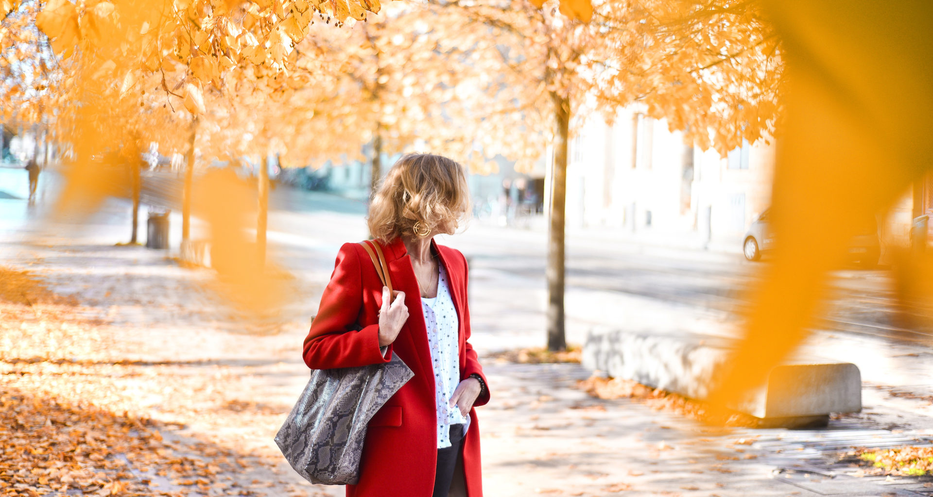 Manteau rouge et feuilles mordorés