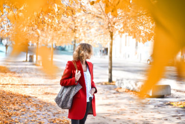 Manteau rouge et feuilles mordorés